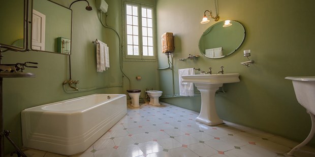 Green and white old fashioned bathroom